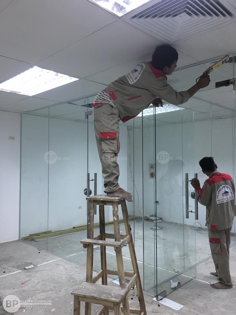 vách kính văn phòng , thi công vách kính văn phòng đẹp hiện đại
